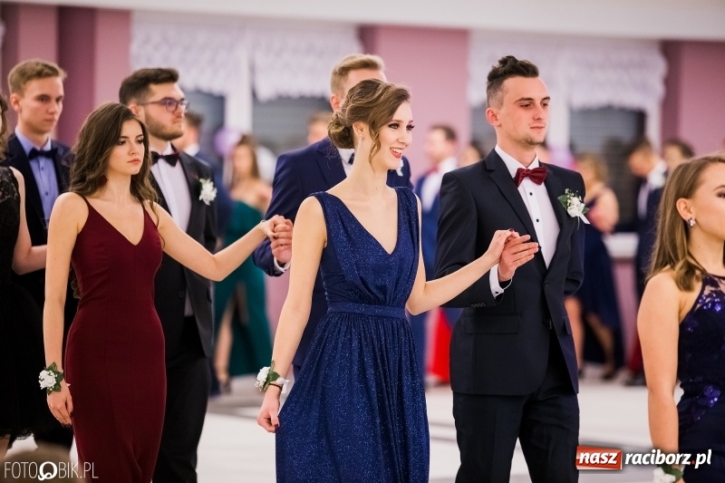 Zdjęcie w galerii na portalu naszraciborz.pl: Bal na 102! Studniówka II LO im. Adama Mickiewicza w Zakrzowie wiadomości z regionu