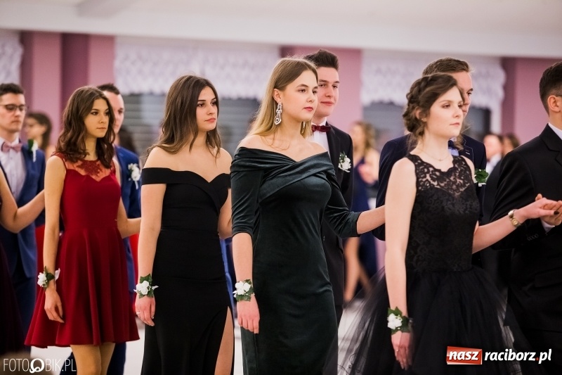 Zdjęcie w galerii na portalu naszraciborz.pl: Bal na 102! Studniówka II LO im. Adama Mickiewicza w Zakrzowie wiadomości z regionu