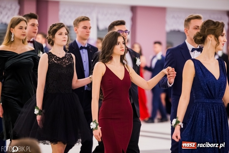 Zdjęcie w galerii na portalu naszraciborz.pl: Bal na 102! Studniówka II LO im. Adama Mickiewicza w Zakrzowie wiadomości z regionu