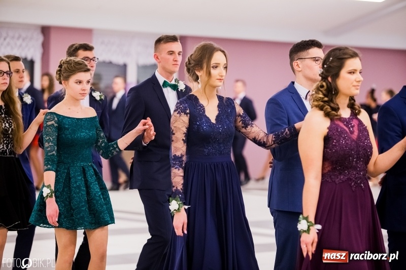 Zdjęcie w galerii na portalu naszraciborz.pl: Bal na 102! Studniówka II LO im. Adama Mickiewicza w Zakrzowie wiadomości z regionu