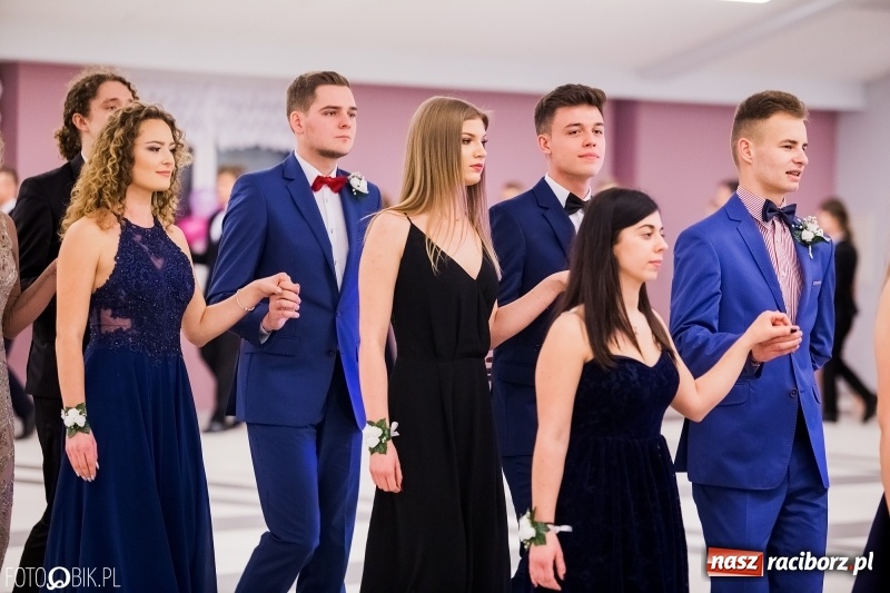 Zdjęcie w galerii na portalu naszraciborz.pl: Bal na 102! Studniówka II LO im. Adama Mickiewicza w Zakrzowie wiadomości z regionu