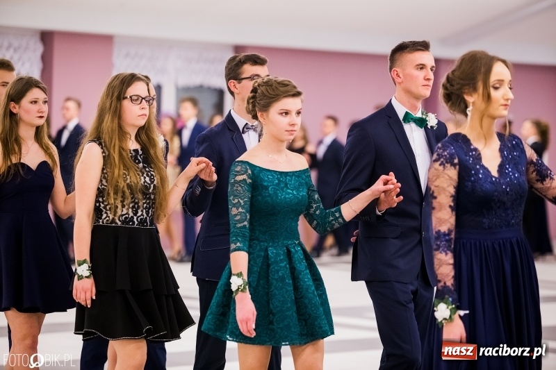 Zdjęcie w galerii na portalu naszraciborz.pl: Bal na 102! Studniówka II LO im. Adama Mickiewicza w Zakrzowie wiadomości z regionu