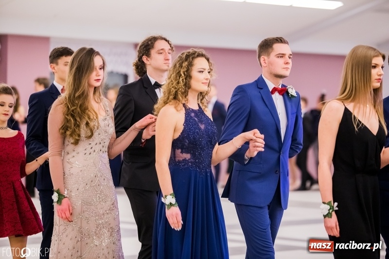 Zdjęcie w galerii na portalu naszraciborz.pl: Bal na 102! Studniówka II LO im. Adama Mickiewicza w Zakrzowie wiadomości z regionu