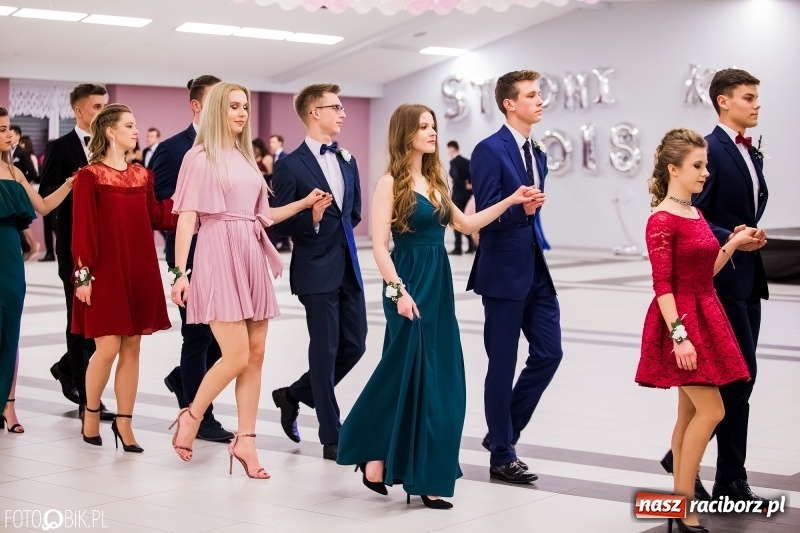 Zdjęcie w galerii na portalu naszraciborz.pl: Bal na 102! Studniówka II LO im. Adama Mickiewicza w Zakrzowie wiadomości z regionu