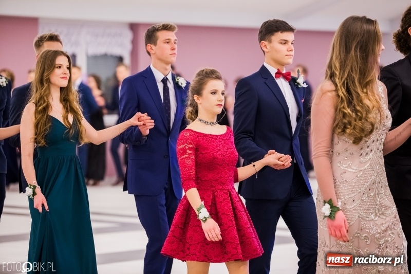 Zdjęcie w galerii na portalu naszraciborz.pl: Bal na 102! Studniówka II LO im. Adama Mickiewicza w Zakrzowie wiadomości z regionu