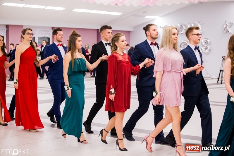 Zdjęcie w galerii na portalu naszraciborz.pl: Bal na 102! Studniówka II LO im. Adama Mickiewicza w Zakrzowie wiadomości z regionu