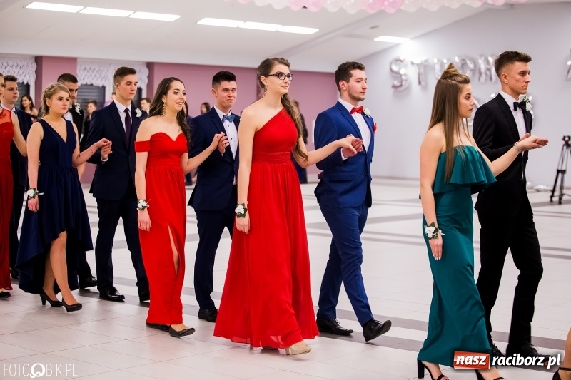Zdjęcie w galerii na portalu naszraciborz.pl: Bal na 102! Studniówka II LO im. Adama Mickiewicza w Zakrzowie wiadomości z regionu