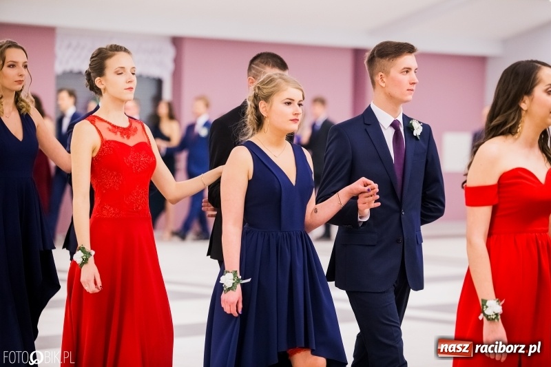 Zdjęcie w galerii na portalu naszraciborz.pl: Bal na 102! Studniówka II LO im. Adama Mickiewicza w Zakrzowie wiadomości z regionu