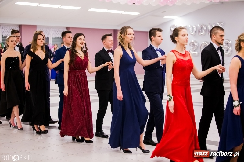 Zdjęcie w galerii na portalu naszraciborz.pl: Bal na 102! Studniówka II LO im. Adama Mickiewicza w Zakrzowie wiadomości z regionu