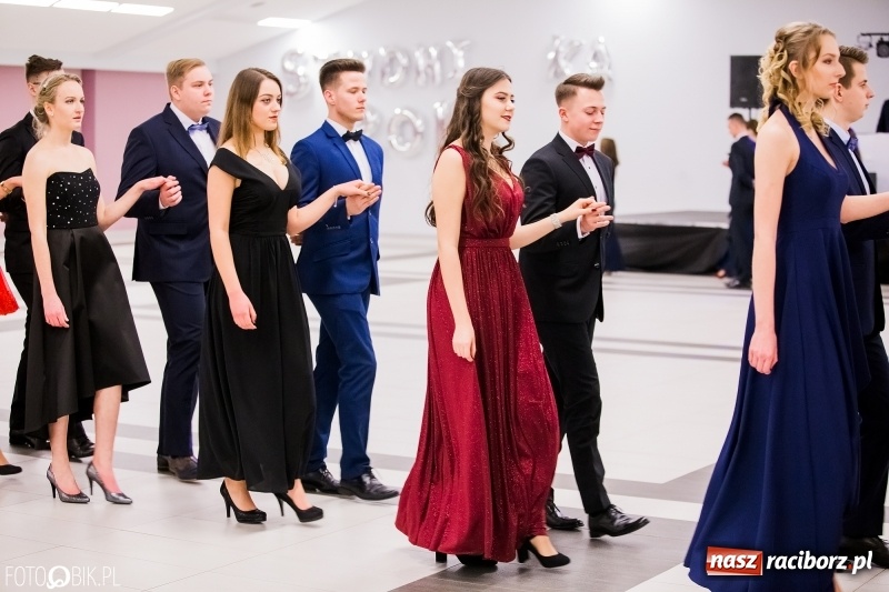 Zdjęcie w galerii na portalu naszraciborz.pl: Bal na 102! Studniówka II LO im. Adama Mickiewicza w Zakrzowie wiadomości z regionu