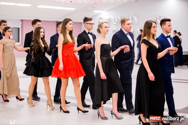 Zdjęcie w galerii na portalu naszraciborz.pl: Bal na 102! Studniówka II LO im. Adama Mickiewicza w Zakrzowie wiadomości z regionu
