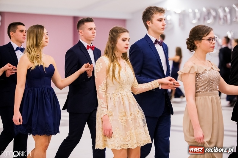 Zdjęcie w galerii na portalu naszraciborz.pl: Bal na 102! Studniówka II LO im. Adama Mickiewicza w Zakrzowie wiadomości z regionu