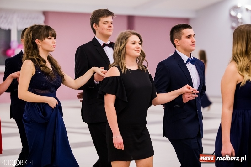 Zdjęcie w galerii na portalu naszraciborz.pl: Bal na 102! Studniówka II LO im. Adama Mickiewicza w Zakrzowie wiadomości z regionu