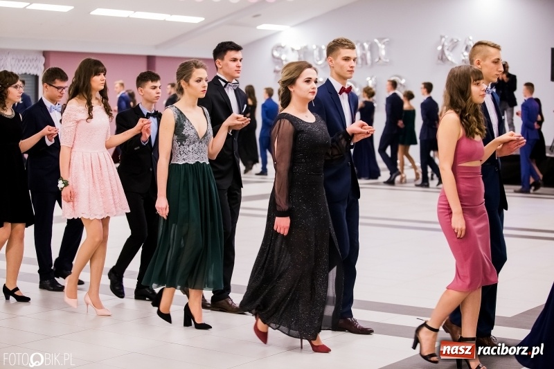 Zdjęcie w galerii na portalu naszraciborz.pl: Bal na 102! Studniówka II LO im. Adama Mickiewicza w Zakrzowie wiadomości z regionu