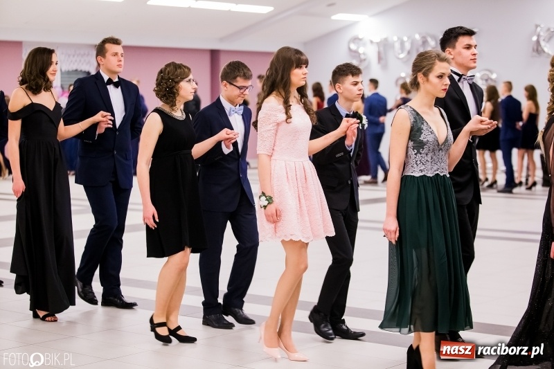 Zdjęcie w galerii na portalu naszraciborz.pl: Bal na 102! Studniówka II LO im. Adama Mickiewicza w Zakrzowie wiadomości z regionu
