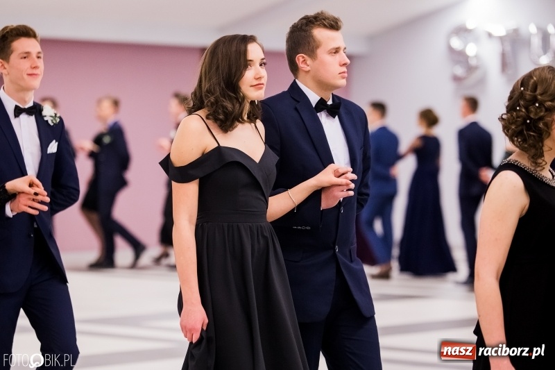Zdjęcie w galerii na portalu naszraciborz.pl: Bal na 102! Studniówka II LO im. Adama Mickiewicza w Zakrzowie wiadomości z regionu