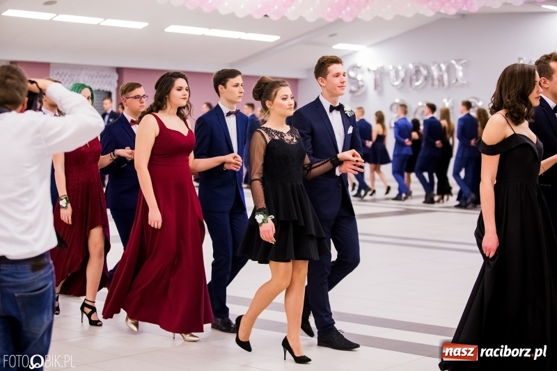 Zdjęcie w galerii na portalu naszraciborz.pl: Bal na 102! Studniówka II LO im. Adama Mickiewicza w Zakrzowie wiadomości z regionu