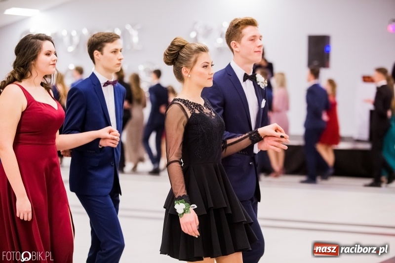 Zdjęcie w galerii na portalu naszraciborz.pl: Bal na 102! Studniówka II LO im. Adama Mickiewicza w Zakrzowie wiadomości z regionu