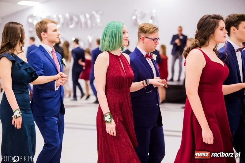 Zdjęcie w galerii na portalu naszraciborz.pl: Bal na 102! Studniówka II LO im. Adama Mickiewicza w Zakrzowie wiadomości z regionu