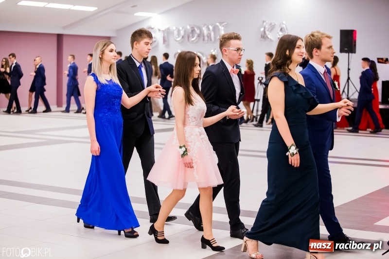 Zdjęcie w galerii na portalu naszraciborz.pl: Bal na 102! Studniówka II LO im. Adama Mickiewicza w Zakrzowie wiadomości z regionu