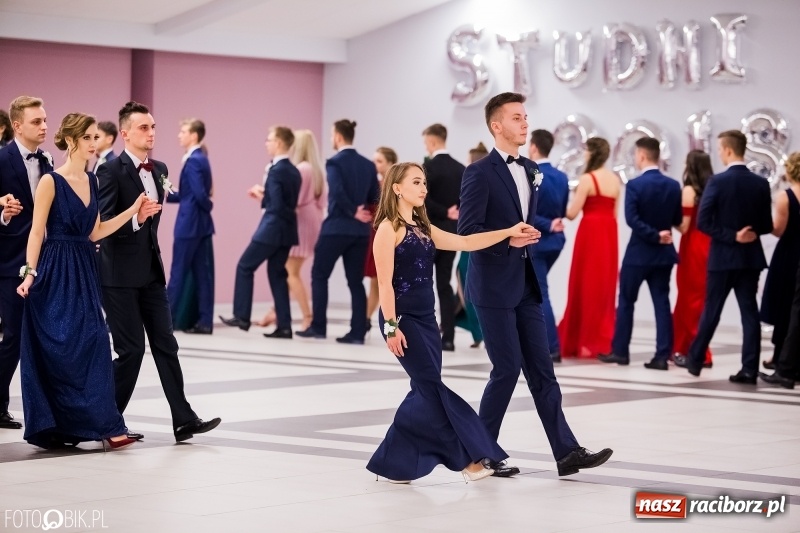 Zdjęcie w galerii na portalu naszraciborz.pl: Bal na 102! Studniówka II LO im. Adama Mickiewicza w Zakrzowie wiadomości z regionu
