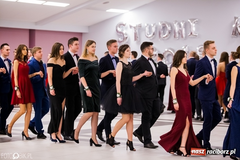 Zdjęcie w galerii na portalu naszraciborz.pl: Bal na 102! Studniówka II LO im. Adama Mickiewicza w Zakrzowie wiadomości z regionu