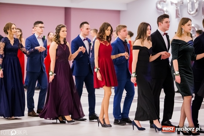 Zdjęcie w galerii na portalu naszraciborz.pl: Bal na 102! Studniówka II LO im. Adama Mickiewicza w Zakrzowie wiadomości z regionu