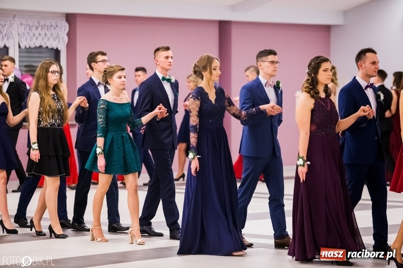 Zdjęcie w galerii na portalu naszraciborz.pl: Bal na 102! Studniówka II LO im. Adama Mickiewicza w Zakrzowie wiadomości z regionu