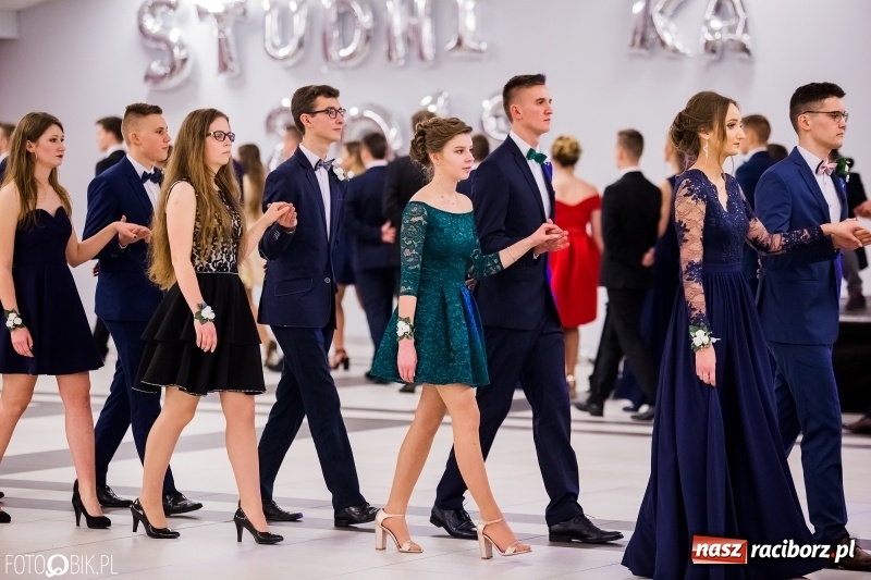 Zdjęcie w galerii na portalu naszraciborz.pl: Bal na 102! Studniówka II LO im. Adama Mickiewicza w Zakrzowie wiadomości z regionu