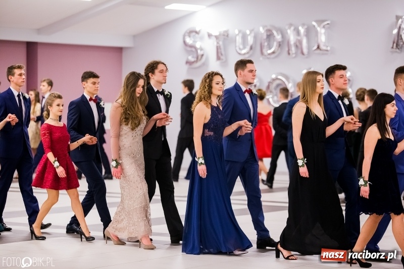 Zdjęcie w galerii na portalu naszraciborz.pl: Bal na 102! Studniówka II LO im. Adama Mickiewicza w Zakrzowie wiadomości z regionu