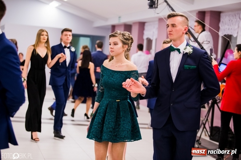 Zdjęcie w galerii na portalu naszraciborz.pl: Bal na 102! Studniówka II LO im. Adama Mickiewicza w Zakrzowie wiadomości z regionu