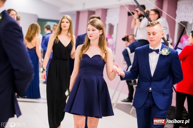 Zdjęcie w galerii na portalu naszraciborz.pl: Bal na 102! Studniówka II LO im. Adama Mickiewicza w Zakrzowie wiadomości z regionu