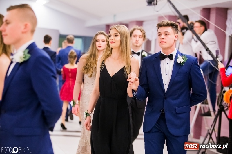 Zdjęcie w galerii na portalu naszraciborz.pl: Bal na 102! Studniówka II LO im. Adama Mickiewicza w Zakrzowie wiadomości z regionu