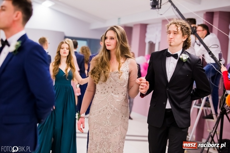 Zdjęcie w galerii na portalu naszraciborz.pl: Bal na 102! Studniówka II LO im. Adama Mickiewicza w Zakrzowie wiadomości z regionu