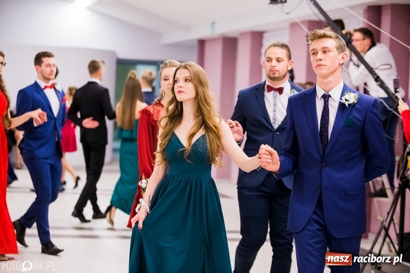 Zdjęcie w galerii na portalu naszraciborz.pl: Bal na 102! Studniówka II LO im. Adama Mickiewicza w Zakrzowie wiadomości z regionu
