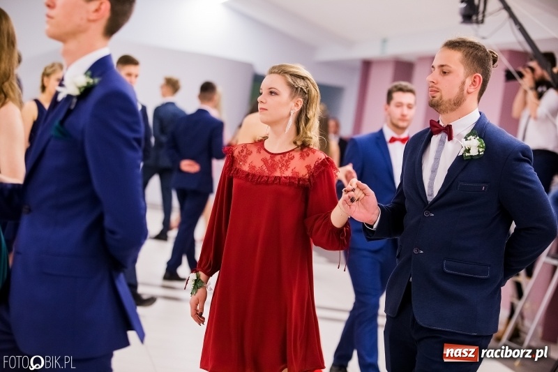 Zdjęcie w galerii na portalu naszraciborz.pl: Bal na 102! Studniówka II LO im. Adama Mickiewicza w Zakrzowie wiadomości z regionu