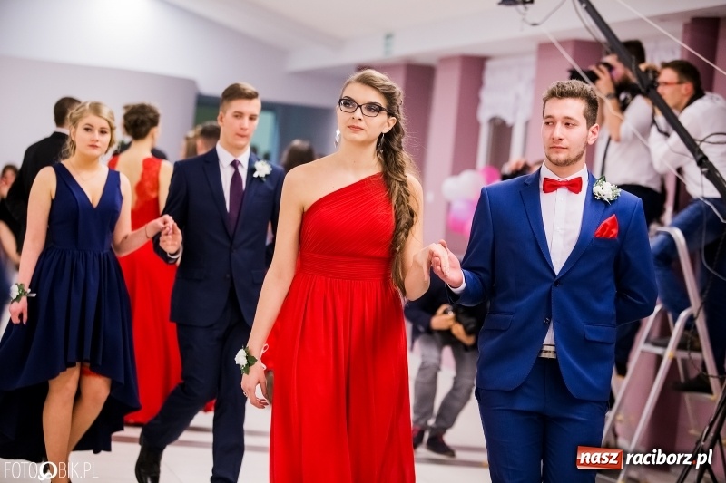Zdjęcie w galerii na portalu naszraciborz.pl: Bal na 102! Studniówka II LO im. Adama Mickiewicza w Zakrzowie wiadomości z regionu