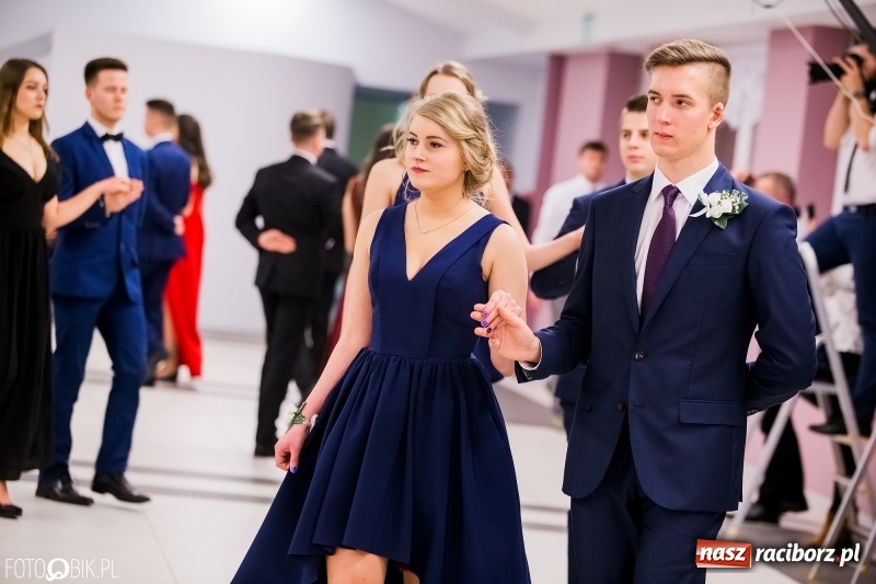 Zdjęcie w galerii na portalu naszraciborz.pl: Bal na 102! Studniówka II LO im. Adama Mickiewicza w Zakrzowie wiadomości z regionu