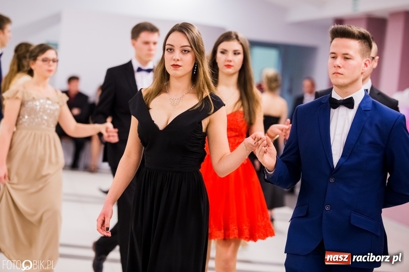 Zdjęcie w galerii na portalu naszraciborz.pl: Bal na 102! Studniówka II LO im. Adama Mickiewicza w Zakrzowie wiadomości z regionu