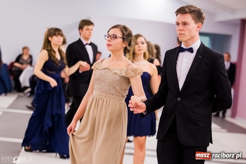 Zdjęcie w galerii na portalu naszraciborz.pl: Bal na 102! Studniówka II LO im. Adama Mickiewicza w Zakrzowie wiadomości z regionu