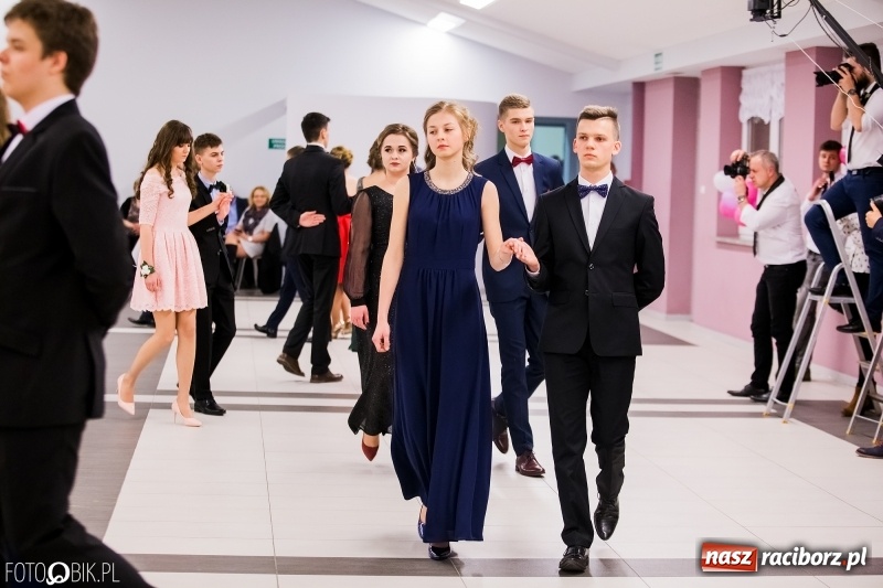 Zdjęcie w galerii na portalu naszraciborz.pl: Bal na 102! Studniówka II LO im. Adama Mickiewicza w Zakrzowie wiadomości z regionu