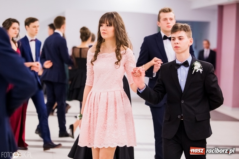 Zdjęcie w galerii na portalu naszraciborz.pl: Bal na 102! Studniówka II LO im. Adama Mickiewicza w Zakrzowie wiadomości z regionu