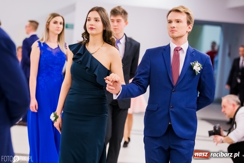 Zdjęcie w galerii na portalu naszraciborz.pl: Bal na 102! Studniówka II LO im. Adama Mickiewicza w Zakrzowie wiadomości z regionu