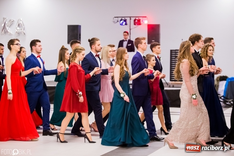 Zdjęcie w galerii na portalu naszraciborz.pl: Bal na 102! Studniówka II LO im. Adama Mickiewicza w Zakrzowie wiadomości z regionu