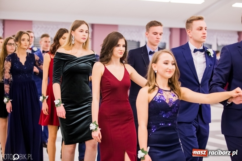 Zdjęcie w galerii na portalu naszraciborz.pl: Bal na 102! Studniówka II LO im. Adama Mickiewicza w Zakrzowie wiadomości z regionu