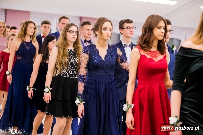 Zdjęcie w galerii na portalu naszraciborz.pl: Bal na 102! Studniówka II LO im. Adama Mickiewicza w Zakrzowie wiadomości z regionu