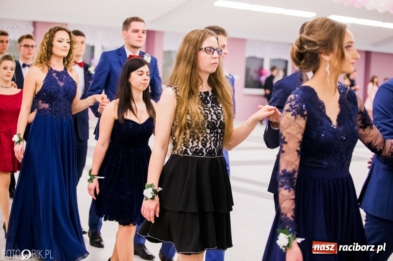 Zdjęcie w galerii na portalu naszraciborz.pl: Bal na 102! Studniówka II LO im. Adama Mickiewicza w Zakrzowie wiadomości z regionu