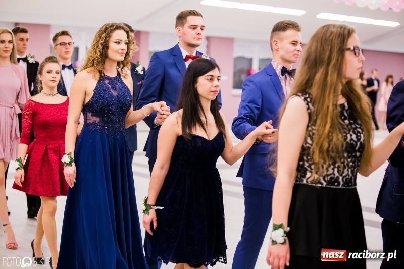 Zdjęcie w galerii na portalu naszraciborz.pl: Bal na 102! Studniówka II LO im. Adama Mickiewicza w Zakrzowie wiadomości z regionu