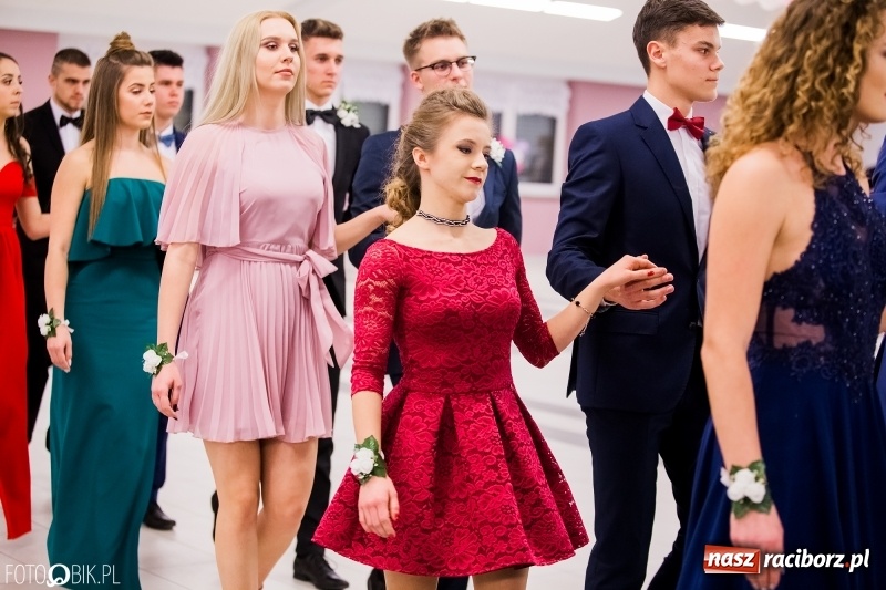 Zdjęcie w galerii na portalu naszraciborz.pl: Bal na 102! Studniówka II LO im. Adama Mickiewicza w Zakrzowie wiadomości z regionu