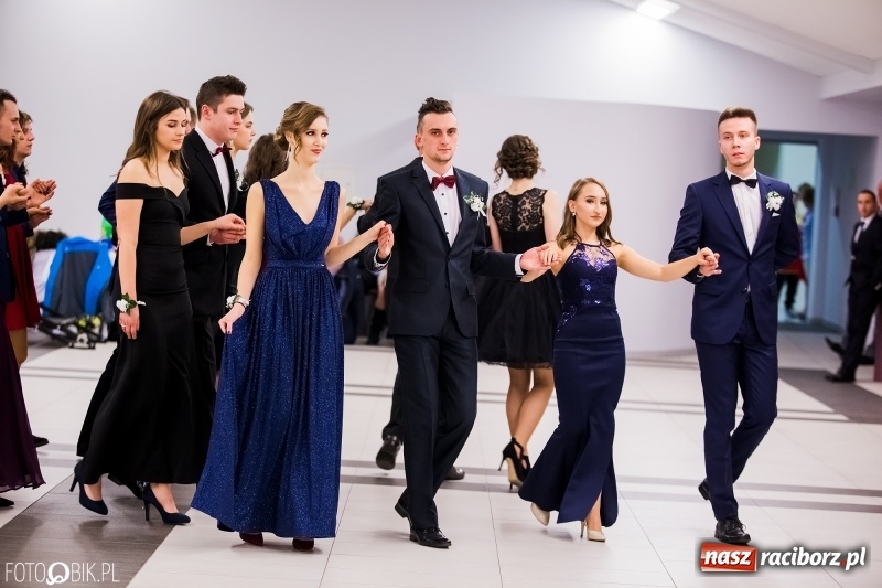 Zdjęcie w galerii na portalu naszraciborz.pl: Bal na 102! Studniówka II LO im. Adama Mickiewicza w Zakrzowie wiadomości z regionu